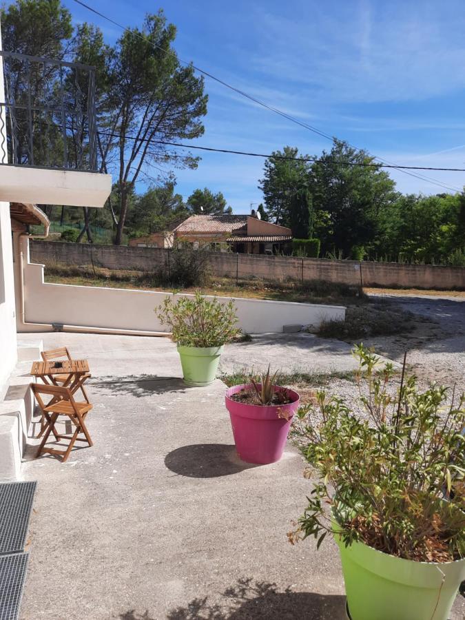 Location Venelles Villa Exterior foto
